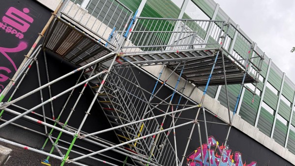 Treppe zu schwebender Rettungstür: Fragen zur Sicherheit an der Bahnstrecke