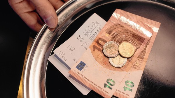 Trinkgeld in der Gastronomie: NGG fordert mehr Wertschätzung und höhere Löhne