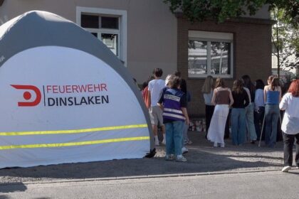 Unfall in Dinslaken: Feuerwehrchef David Marten dankt seinen Einsatzkräften