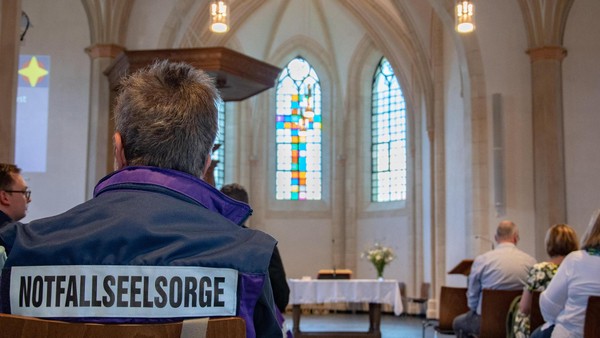 Unfall in Dinslaken: Stadtkirche bietet Seelsorge - „zeigen, dass man da ist“