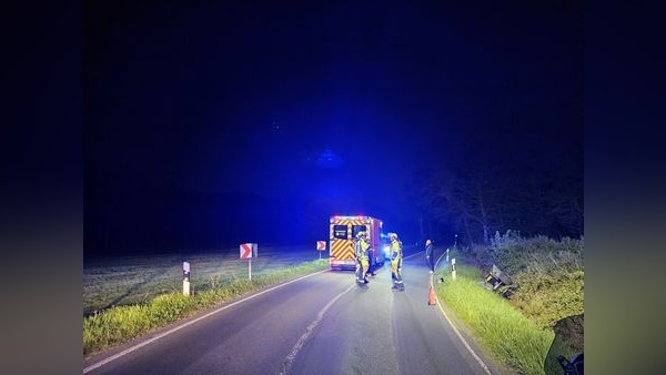 Unfall in Hünxe: Quadfahrer kommt von Fahrbahn ab und stürzt in Straßengraben