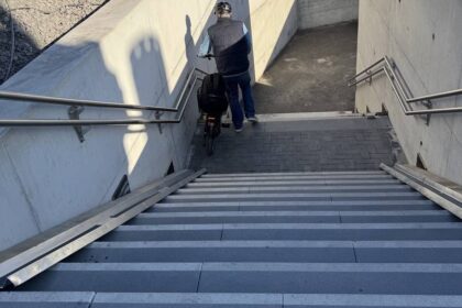 Unterführung in Dinslaken: Barrierefreier Zugang nur über eine Treppe? – Das sagt die Bahn