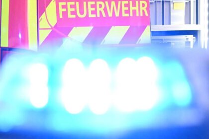 Verkehrsunfall in Dinslaken: Junge auf Tretroller von Auto angefahren