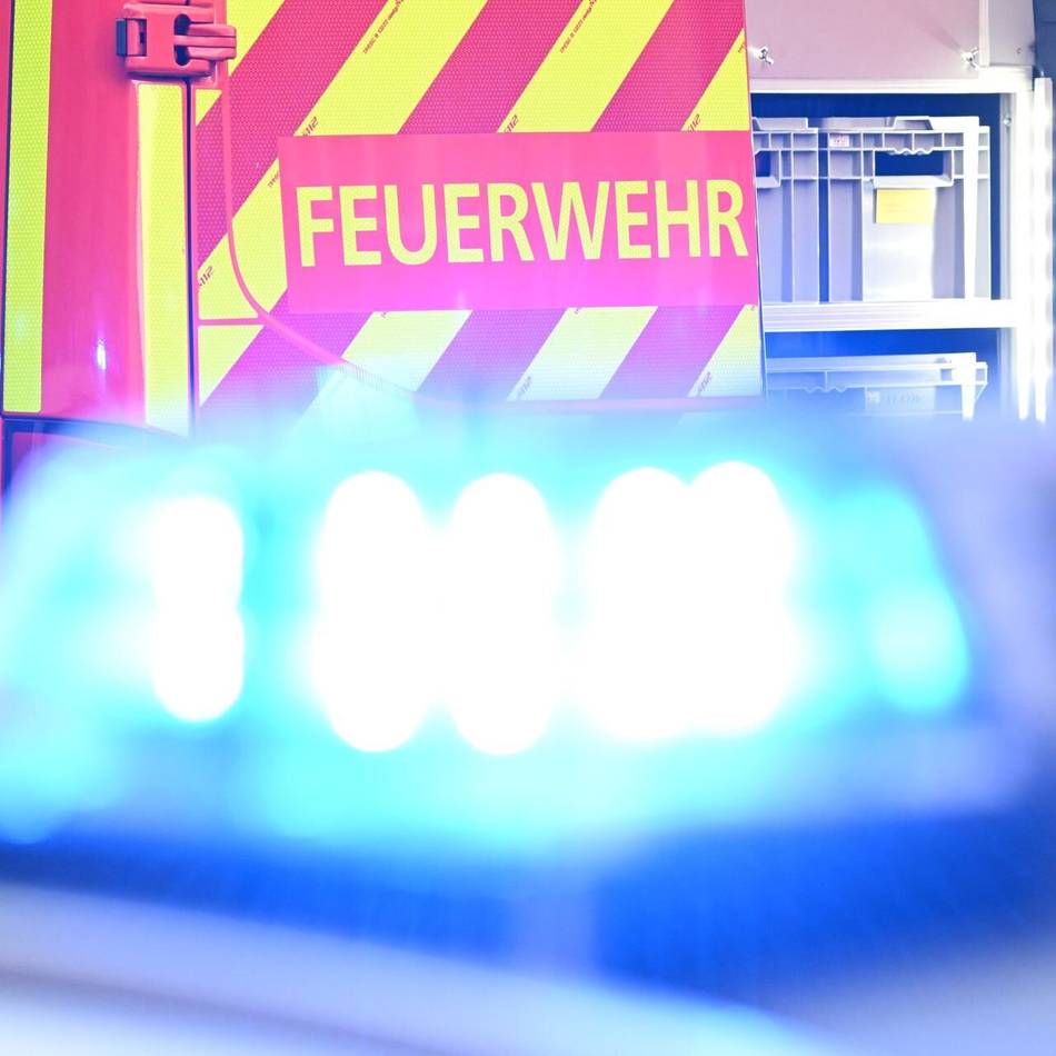 Verkehrsunfall in Dinslaken: Junge auf Tretroller von Auto angefahren