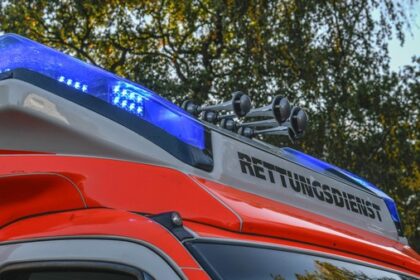 Verkehrsunfall in Dinslaken: Scooter-Fahrer (12) von Auto erfasst