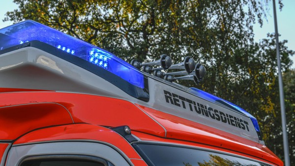 Verkehrsunfall in Dinslaken: Scooter-Fahrer (12) von Auto erfasst
