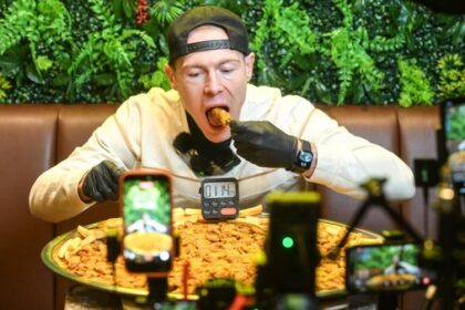 Wettesser verputzt 7,7 Kilo Currywurst in Dinslaken – das lief nicht im Stream