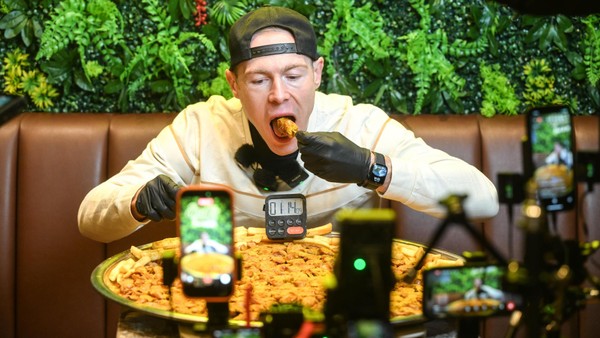 Wettesser verputzt 7,7 Kilo Currywurst in Dinslaken – das lief nicht im Stream