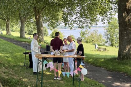 2. Pop-up-Hochzeit in Voerde: Herz-Tattoos, zwei Täuflinge und rund 70 glückliche Paare