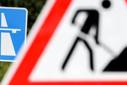 A42 bei Duisburg: Kinder werfen Steine von Brücke auf Autobahn – Fahrzeug getroffen