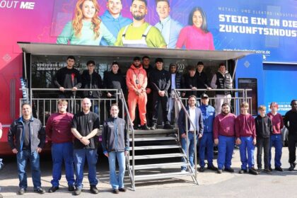 Ausbildung im Kreis Wesel : Besuch von Infotruck und Kaltwalzwerk machen Lust auf Elektro- und Metallindustrie