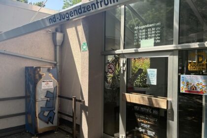 Bücherbox in Dinslakener Rotbach geworfen: Jugendliche gestalten neuen Schrank