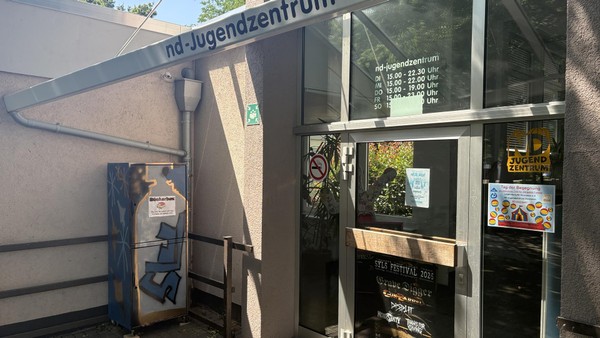 Bücherbox in Dinslakener Rotbach geworfen: Jugendliche gestalten neuen Schrank