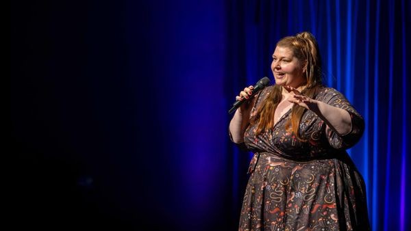 Comedy im Angesicht des Todes: Nicole Jäger schickt Dinslaken auf Achterbahnfahrt