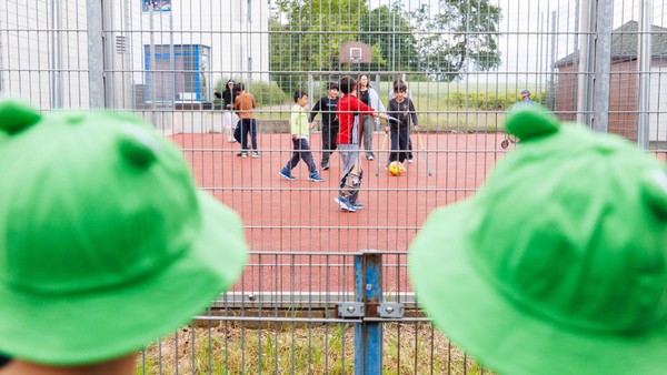 Die Krisen der Welt aus Kinderaugen: Berührender Besuch im Friedensdorf