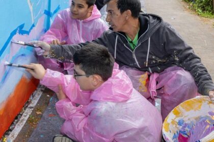 Dinslaken: Gesamtschüler gestalten Mauerkunstwerk mit brasilianischem Künstler