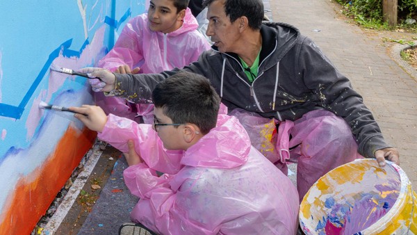 Dinslaken: Gesamtschüler gestalten Mauerkunstwerk mit brasilianischem Künstler