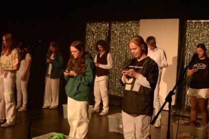 Dinslaken: Jugendclub der Burghofbühne feiert Premiere mit dem Stück „Ich bin“