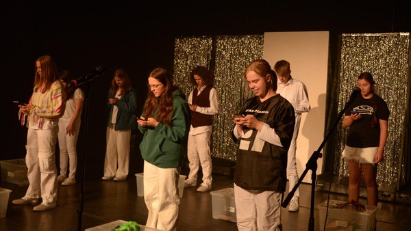 Dinslaken: Jugendclub der Burghofbühne feiert Premiere mit dem Stück „Ich bin“