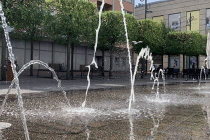 Dinslakener Innenstadt: Wasserspiel auf dem Neutorplatz läuft jetzt im Handbetrieb