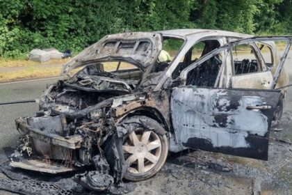 Einsatzreicher Montag: Auto brennt auf Brinkstraße in Dinslaken vollständig aus