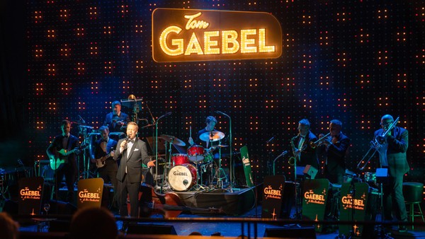 Fast ein Heimspiel: Tom Gaebel & his Orchestra im Burgtheater Dinslaken