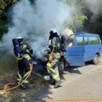 Feuerwehreinsatz in Hünxe: Kleinbus brannte im Motorraum