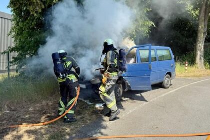 Feuerwehreinsatz in Hünxe: Kleinbus brannte im Motorraum