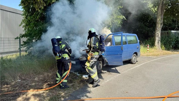 Feuerwehreinsatz in Hünxe: Kleinbus brannte im Motorraum