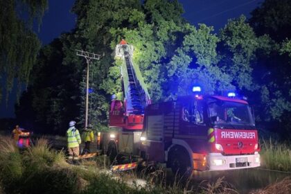 Funkenflug an Stromleitung in Hünxe: Feuerwehr zwei Stunden nachts im Einsatz