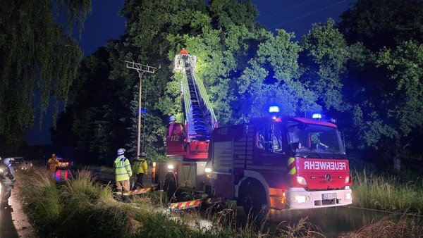 Funkenflug an Stromleitung in Hünxe: Feuerwehr zwei Stunden nachts im Einsatz