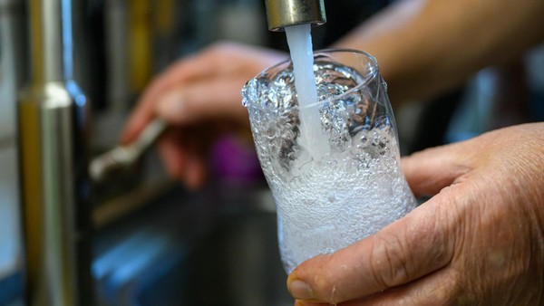 Grundpreis steigt: Dinslakener müssen mehr fürs Trinkwasser zahlen