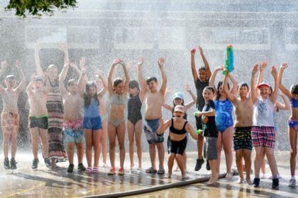 Hitze im Klassenzimmer: Neue Schulleiterin in Voerde schmeißt Wasserparty