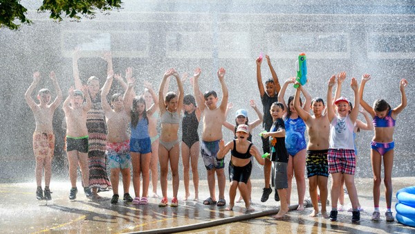 Hitze im Klassenzimmer: Neue Schulleiterin in Voerde schmeißt Wasserparty