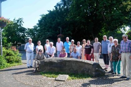 Hünxe blüht auf: Durch Spenden finanzierte Blumenampeln verschönern Ortsteile