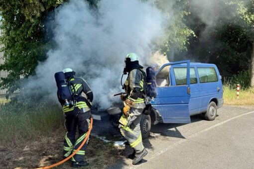 In Hünxe-Buchholtwelmen: Feuerwehr Hünxe löscht brennenden Kleinbus