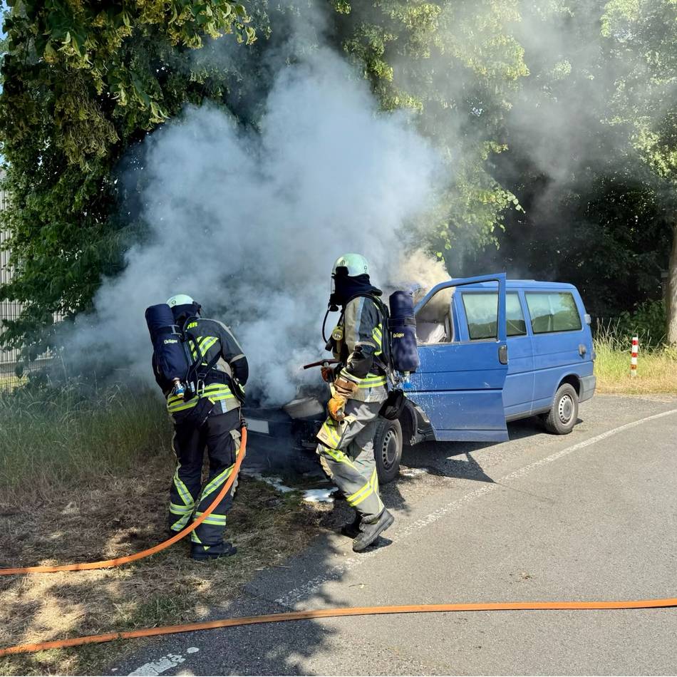 In Hünxe-Buchholtwelmen: Feuerwehr Hünxe löscht brennenden Kleinbus