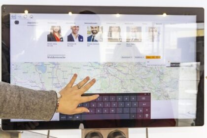 Infomobil in Dinslaken bietet Bundestag „to go“: „Demokratie ins Gespräch bringen“