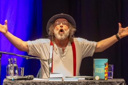 Klaus-Peter Wolf präsentiert neuen Ostfriesenkrimi mit Sommerfeldt in Dinslaken