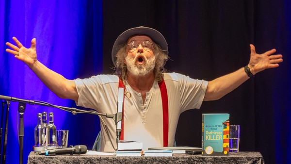 Klaus-Peter Wolf präsentiert neuen Ostfriesenkrimi mit Sommerfeldt in Dinslaken