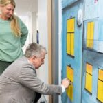 Klinikflure erzählen Geschichten: Dinslakenerinnen bringen Farbe nach Duisburg