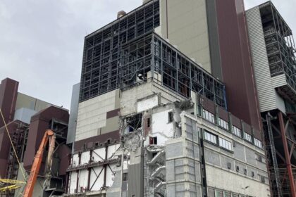 Kraftwerk Voerde: Schornstein auf 125 Meter gekürzt – Frankfurter Straße bald wieder frei
