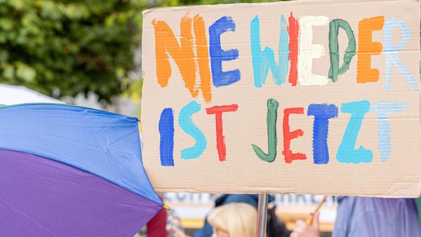 Mahnwache in Dinslaken: „Es darf keine Zusammenarbeit mit der AfD geben“