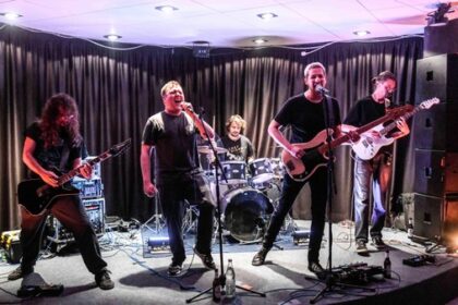 Mehr als nur „verfrickeltes Gitarrenzeug“: „In Levitation“ spielten mit Freunden
