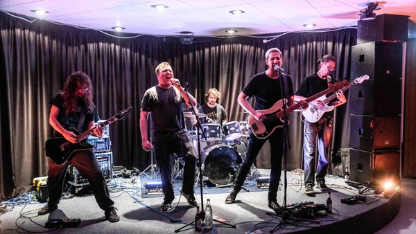 Mehr als nur „verfrickeltes Gitarrenzeug“: „In Levitation“ spielten mit Freunden