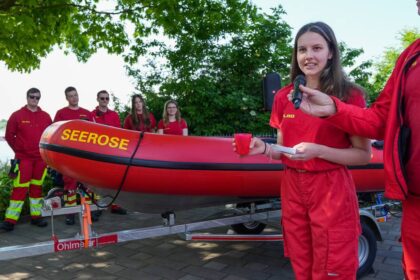 Nach Diebstahl: „Ein Boot, das Hoffnung weiterträgt“ – DLRG Dinslaken tauft neues Rettungsboot