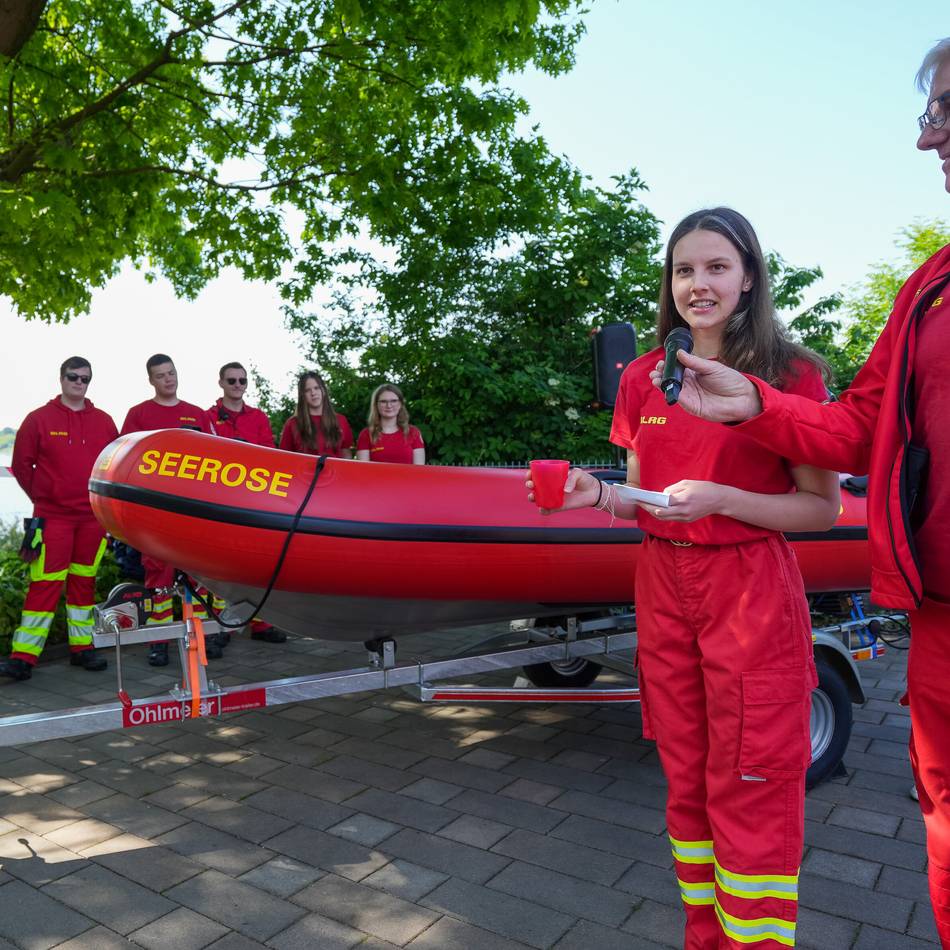 Nach Diebstahl: „Ein Boot, das Hoffnung weiterträgt“ – DLRG Dinslaken tauft neues Rettungsboot