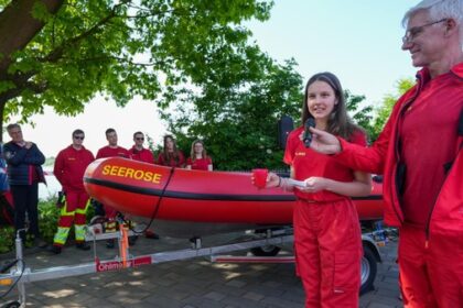 Nach Diebstahl von Motor: DLRG Dinslaken tauft neues Rettungsboot „Seerose“