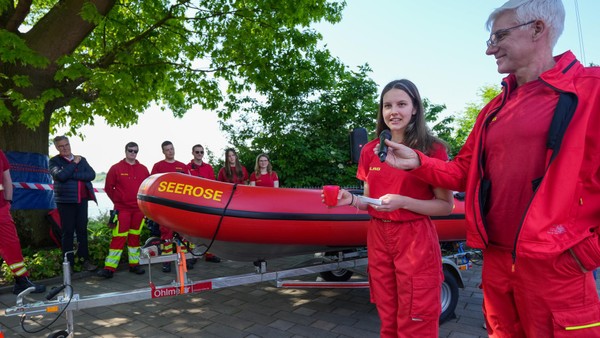 Nach Diebstahl von Motor: DLRG Dinslaken tauft neues Rettungsboot „Seerose“