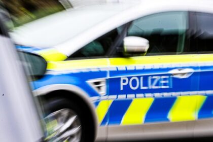 Radfahrer fährt in Dinslaken drei Autos an – und lässt die Zeugen einfach stehen